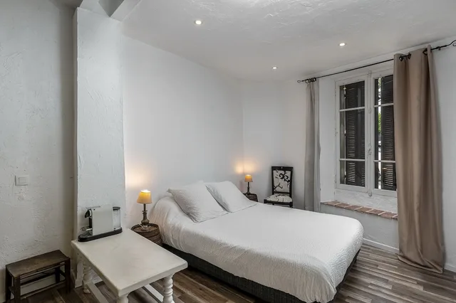 جناح كلاسيكي بسرير كوين وسريرين منفصلين بحمام خاص، Maison Carles Bnb 1/3
