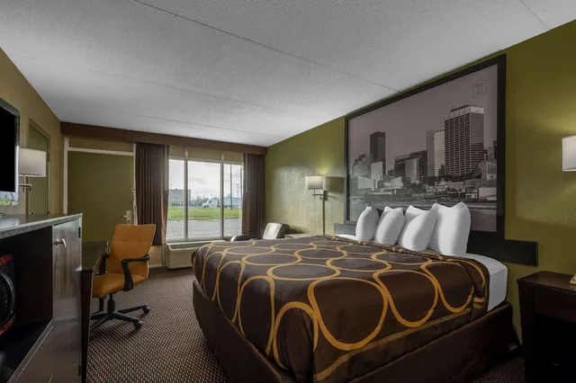 غرفة بسرير كينج للمدخنين، Super 8 by Wyndham Perrysburg - Toledo 1/3