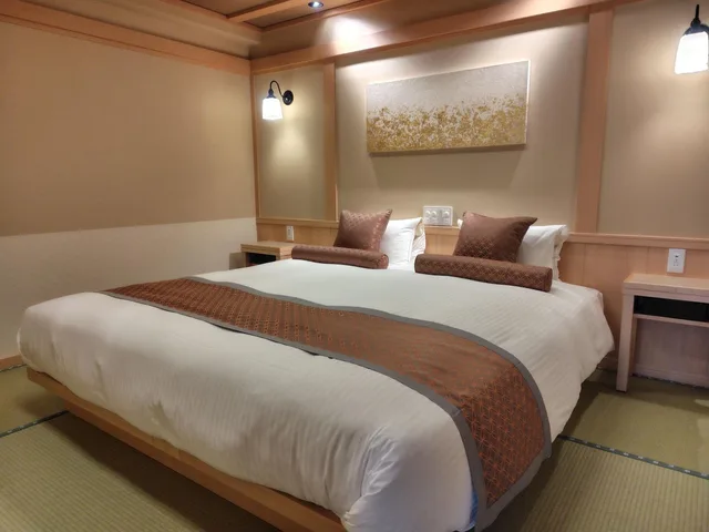 غرفة يابانية غربية بسرير كينج بإطلالة على البحيرة بحوض استحمام، Hotel Konanso 2/4