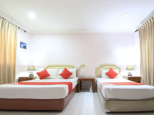 Family Suite, Double and Twin Beds, Hotel O Ombak Inn Chalet 1/3