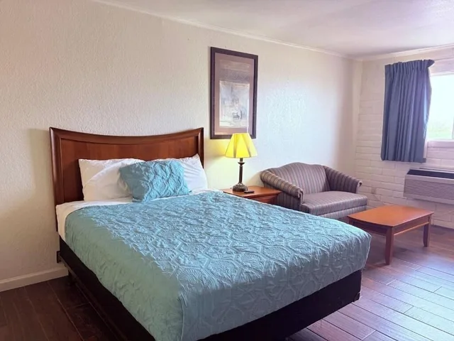 غرفة بسرير كوين لغير المدخنين، Champions Inn Del Rio Near Lake 1/10