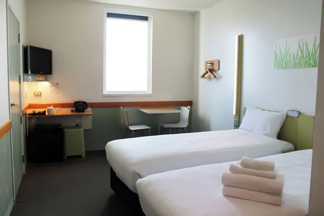 غرفة قياسية بسرير كينج وسرير بطابقين، ibis budget Auckland Airport 3/10