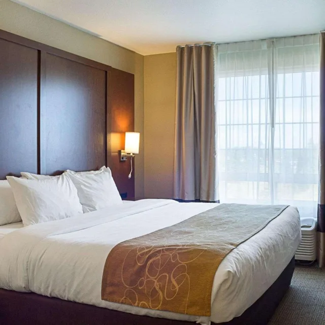 جناح بسرير كينج مع أريكة، Comfort Suites Minot South 2/5