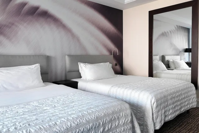 غرفة ديلوكس بسريرين مزدوجين بشرفة بإطلالة جزئية على البحر، Le Meridien Beach Plaza 3/4