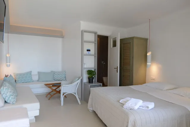 غرفة سوبيريور بسريرين منفصلين مع أريكة، Mykonos View 1/2
