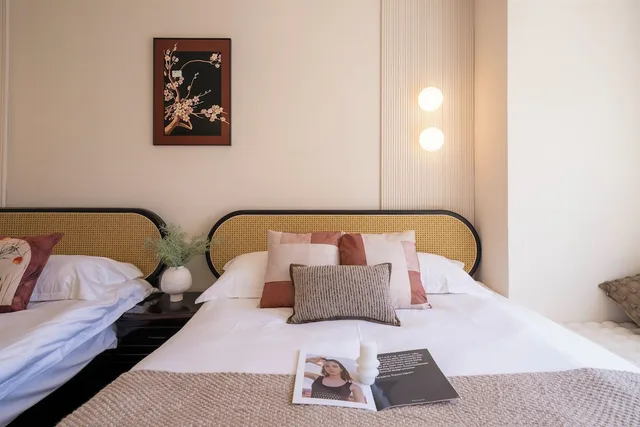 Senior, Apartment, 1 Queen and 2 Double Beds، Book and Bed-People's Square 2/10