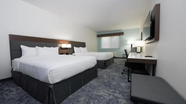 Room, 2 Queen Beds, Courtyard View, La Quinta Inn & Suites by Wyndham Santa Cruz 4/6