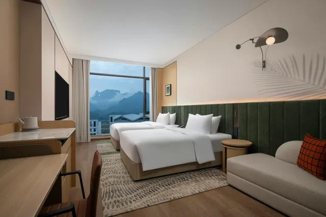 غرفة سوبيريور بسريرين منفصلين بإطلالة على الجبل، Hilton Garden Inn Zhangjiajie Tianmen Mountain 2/2