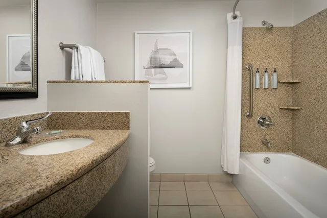 غرفة بسرير كينج مع أريكة، Courtyard Seattle Kirkland 4/8