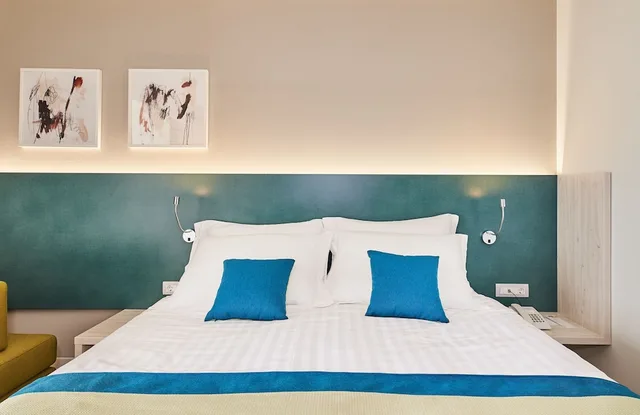 غرفة بريميوم بسريرين منفصلين بإطلالة على البحر بشرفة مع أريكة، Hotel Sipar Plava Laguna 3/4