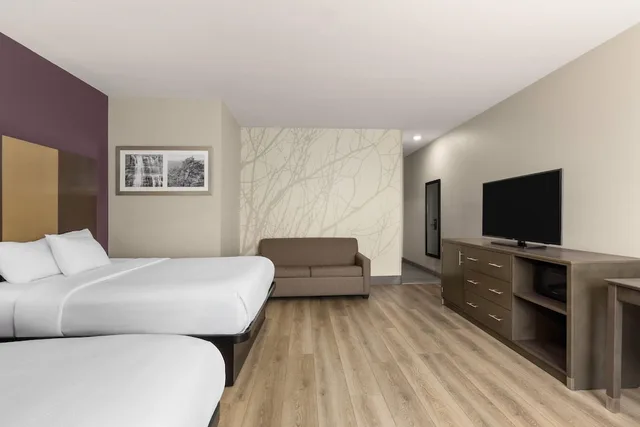 Executive, 2 Queen Beds, La Quinta Inn & Suites by Wyndham Chattanooga - Lookout Mtn 3/10