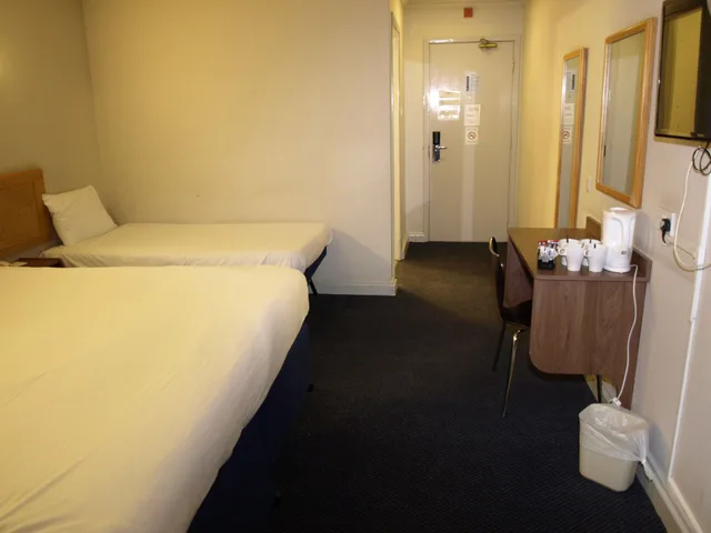 غرفة بسريرين منفصلين وسرير كينج وسرير فردي، 247Hotel.com 6/10