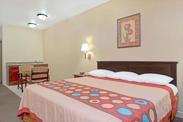 غرفة قياسية بسرير كينج، Super 8 By Wyndham St. Louis Airport 1/3