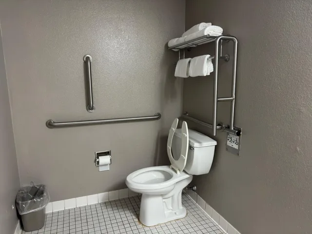 1 King Bed - Suite, Non-Smoking, Micfridge، Motel6 Enfield, CT - Hartford 6/6