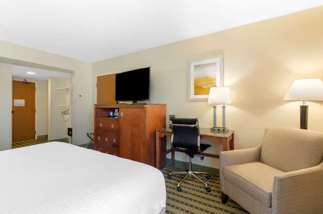 Room, King Bed, Bathtub, Accessible, Best Western North Roanoke 4/8