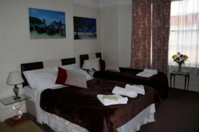 غرفة رباعية بسريرين مزدوجين بحمام مشترك، Crystal Lodge Hotel 2/3
