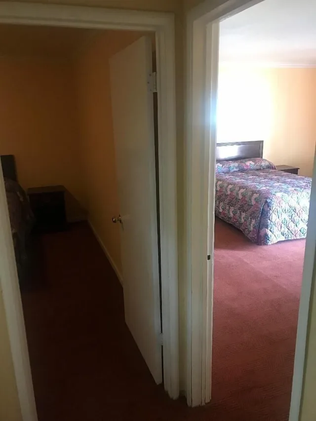 جناح ديلوكس بسريرين مزدوجين بغرفتي نوم، Economy Inn Antioch 1/2