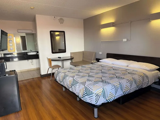 Standard, King Bed, Smoking, Accessible, Motel6 Joliet, IL - I-80 3/5