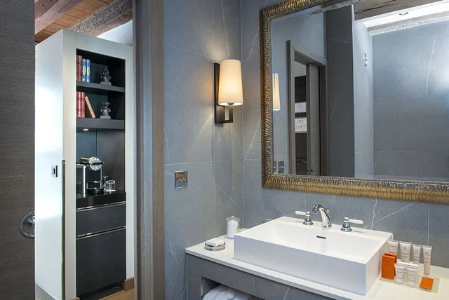 جناح جونيور بسرير كينج، Hotel Les Armures 5/5