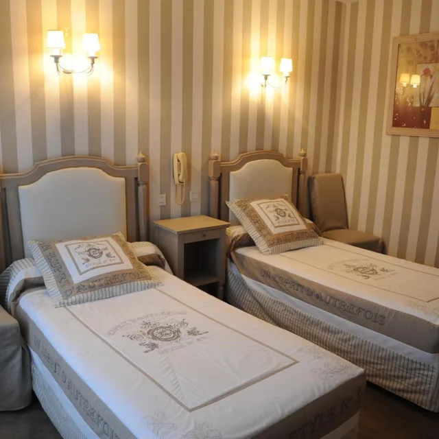 غرفة بسريرين منفصلين بشرفة، Hotel Le Quercy Souillac 7/8