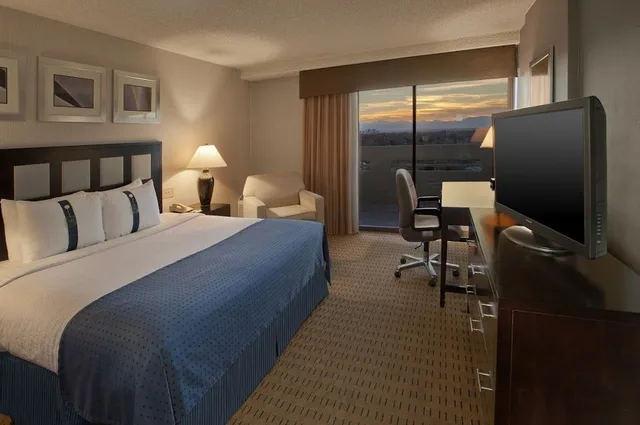 غرفة بسرير كينج، Holiday Inn Denver East Stapleton 2/3