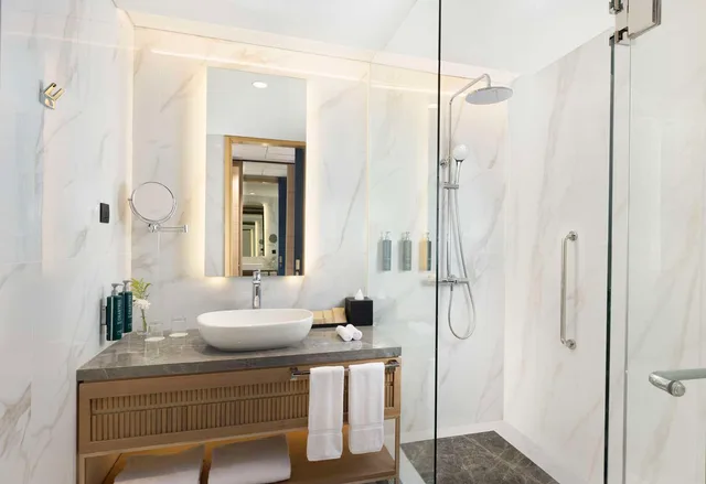 غرفة بسرير كينج، DoubleTree by Hilton Jakarta Bintaro Jaya 3/4