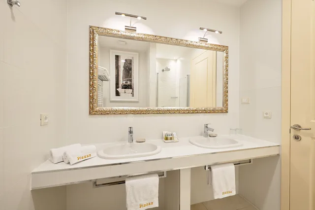 غرفة سوبيريور بسرير كينج وسرير فردي بإطلالة على المدينة، Piazza Heritage Hotel 7/8