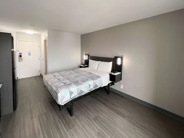 غرفة قياسية بسرير كوين بمطبخ صغير، Studio6 Altoona, IA - Des Moines East 1/10
