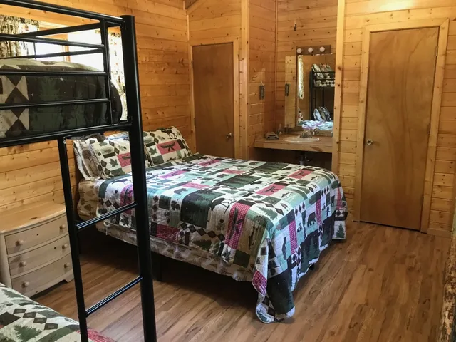 كابينة بانورامية بفراش فوتون وسريرين كوين وسرير بطابقين، Grandview Cabins & RV Resort 1/4