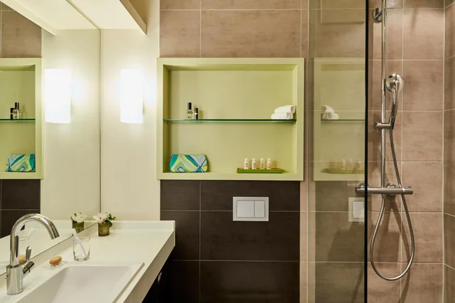 غرفة قياسية بسرير كينج وسرير كوين بإطلالة على الحديقة، Hotel Indigo Duesseldorf Victoriaplatz 7/10