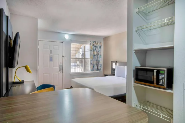 1 Queen Bed - ADA/RI Shower, Non-Smoking، Studio 6 Extended Stay - Austin, TX - Midtown 4/7