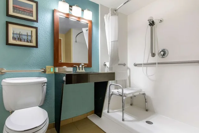 Room, King Bed, Accessible, Comfort Suites Southport - Oak Island 3/3