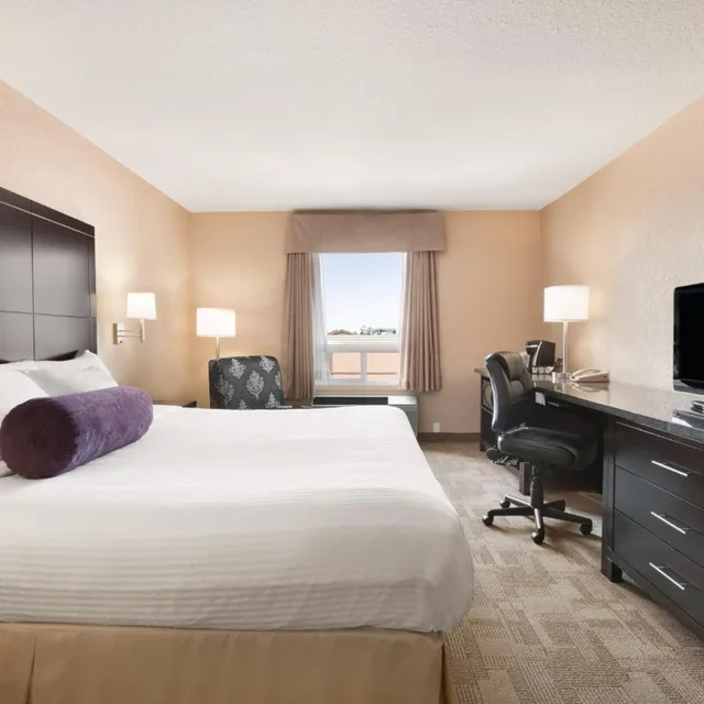غرفة بسرير كينج بجاكوزي، Days Inn Calgary Airport 1/4