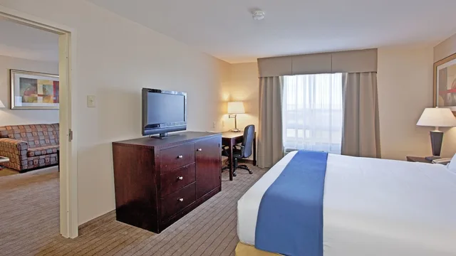 جناح بسرير كينج بحوض جاكوزي، Holiday Inn Express Hotel Suites Swift Current 1/3