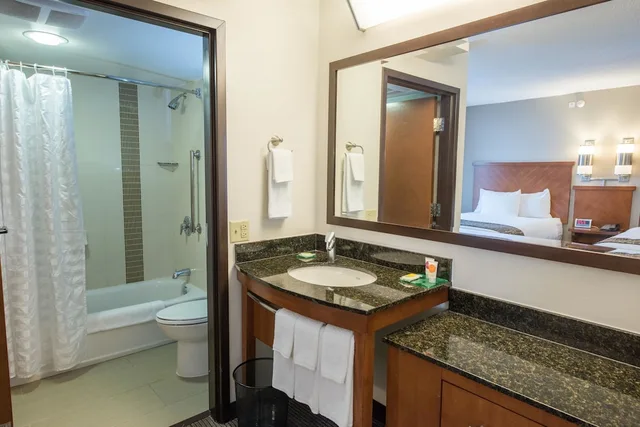 غرفة بسريرين مزدوجين مع أريكة في طابق مرتفع، Hyatt Place Minneapolis/Eden Prairie 4/4