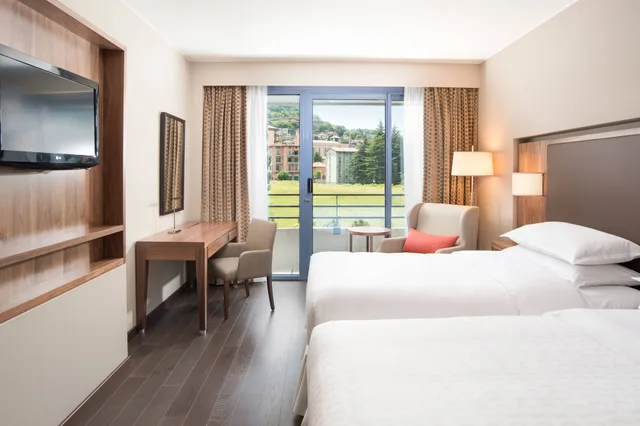 غرفة ديلوكس بسريرين منفصلين، Sheraton Lake Como Hotel 1/7