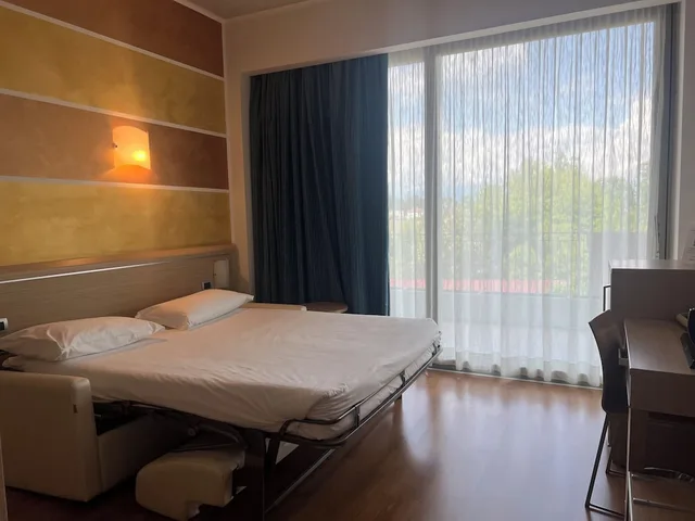 Family, 1 Single and 2 Double Beds، Rivus 6/10