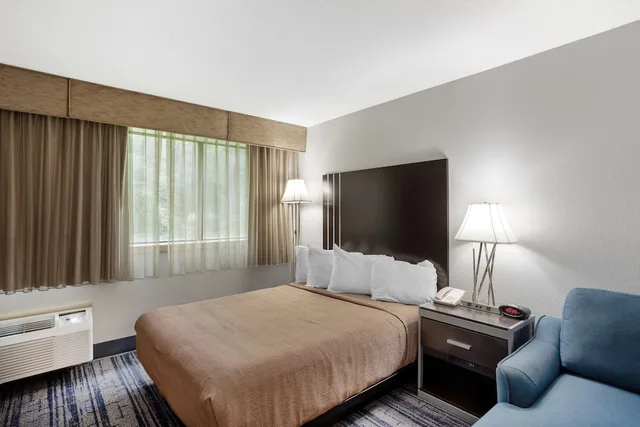 غرفة قياسية بسرير كوين مع أريكة لذوي الإعاقة، Best Western Plus Reading Inn & Suites 2/5