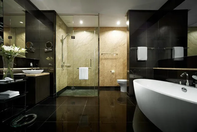 غرفة بسريرين مزدوجين وسرير كينج وسرير كوين بغرفتي نوم، E&O Residences Kuala Lumpur 4/8
