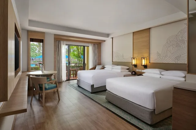 غرفة كبيرة بسريرين مزدوجين بإطلالة على المسبح بشرفة، Phuket Marriott Resort & Spa, Merlin Beach 9/13