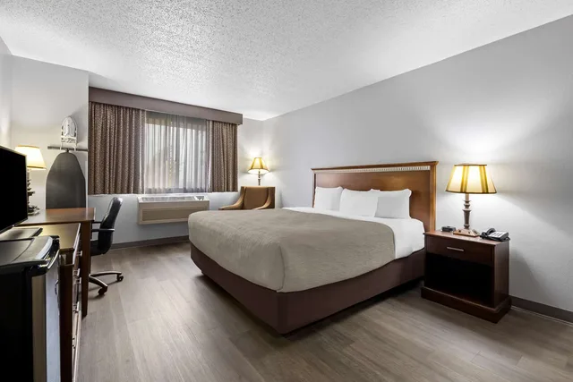 غرفة بسرير كينج، Quality Inn near Monument Health Rapid City Hospital 1/3