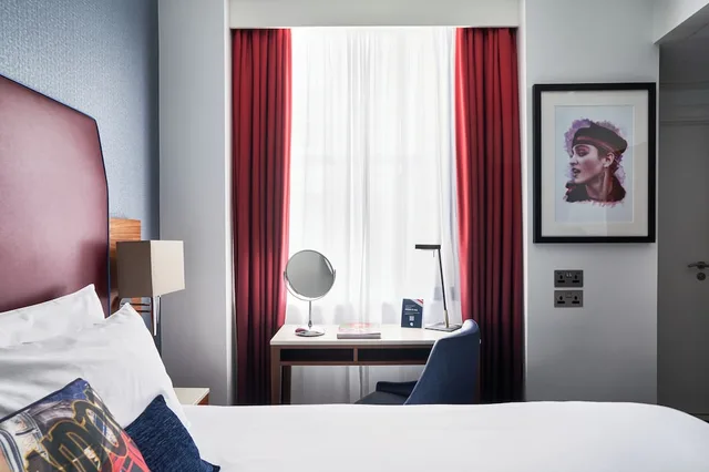 غرفة تنفيذية بسرير مزدوج مع دخول صالة النادي، The Cumberland, London 3/4