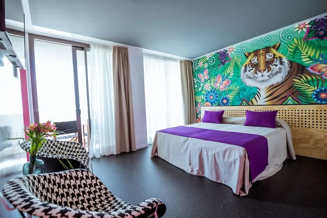 غرفة ديلوكس بسرير مزدوج بإطلالة على المدينة بشرفة، Amistat Island Hostel Ibiza 4/6