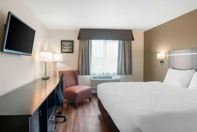 غرفة بسرير كينج، Econo Lodge Inn & Suites Springfield Main Street 1/3