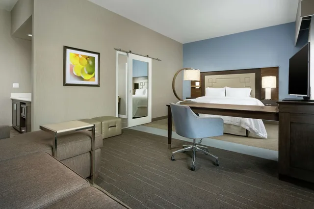 جناح استوديو بسرير كينج بإطلالة على النهر بشرفة مع أريكة، Hampton Inn & Suites Napa 7/10