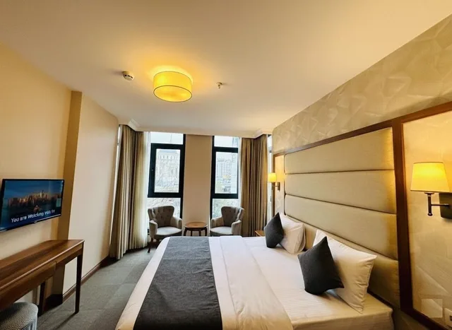 غرفة ديلوكس بسرير كينج وسرير كوين بإطلالة على المدينة، Istanbul Midpoint Hotel 4/10
