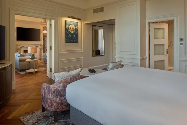 3 Bedrooms, Suite, Castle View, 3 Bathrooms, Living Area، The Caledonian Edinburgh, Curio Collection by Hilton 3/10