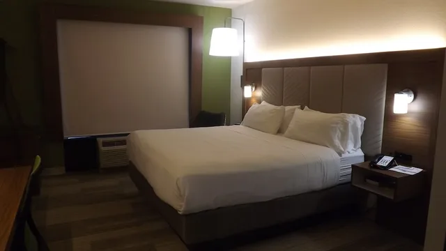 جناح بسرير كينج بحوض جاكوزي، Holiday Inn Express Hotel Suites Dyersburg 2/3
