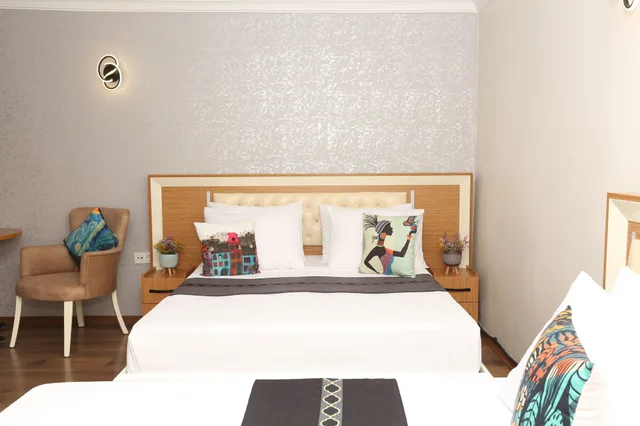 غرفة قياسية رباعية بسرير مزدوج وسريرين منفصلين، Azze Hotel 8/10