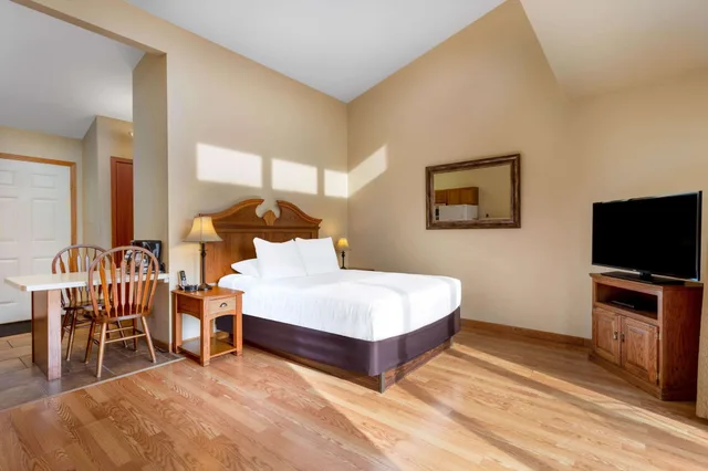 جناح استوديو بسرير كوين، Tamarack Wisconsin Dells a Ramada by Wyndham 1/7